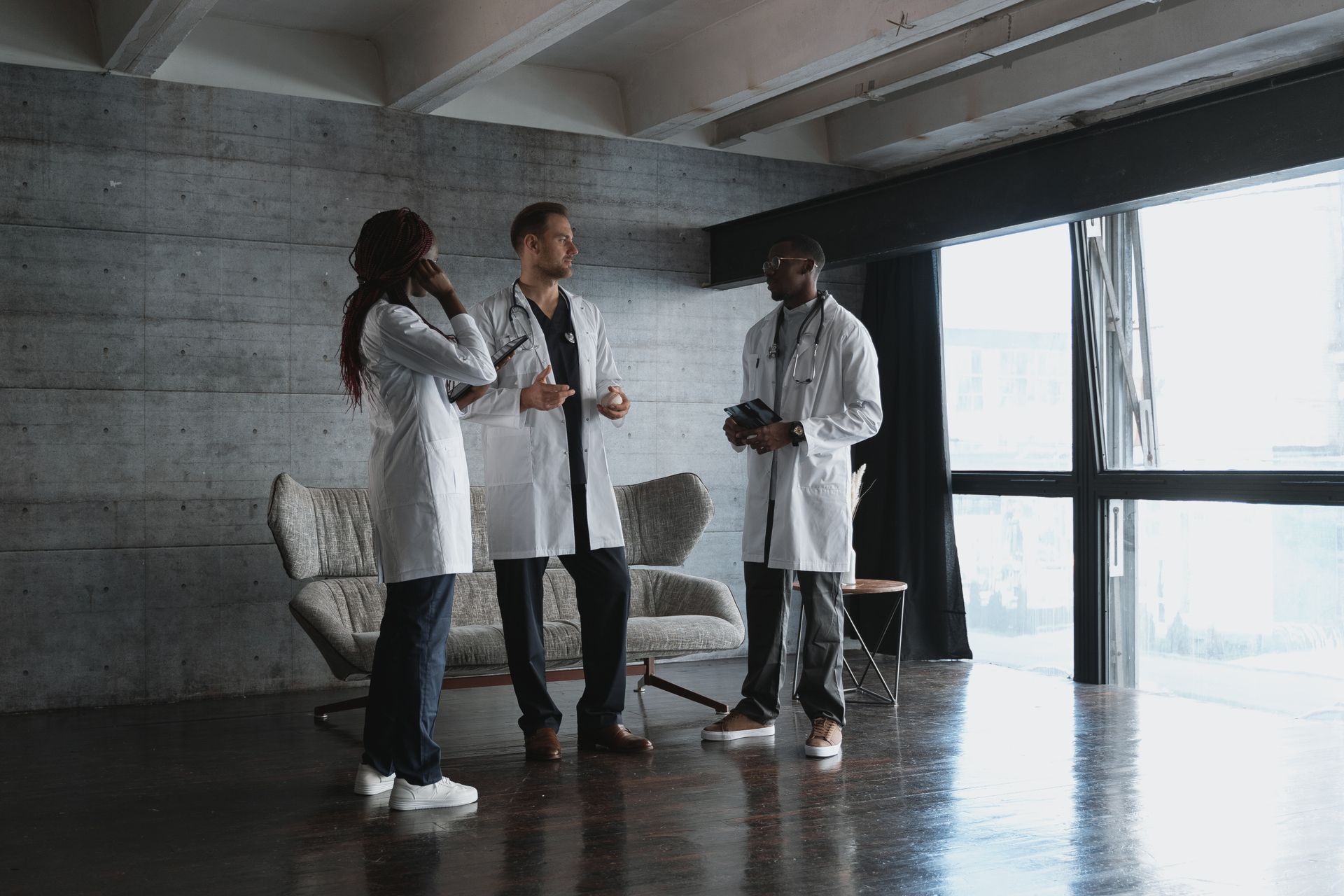 Equipe médica reunida discutindo soluções para o setor da saúde
