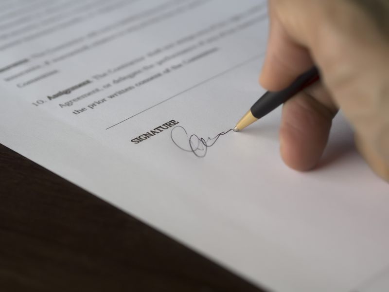 Gestão de Atas de Registro de Preços: assinatura de contrato administrativo sobre mesa de trabalho