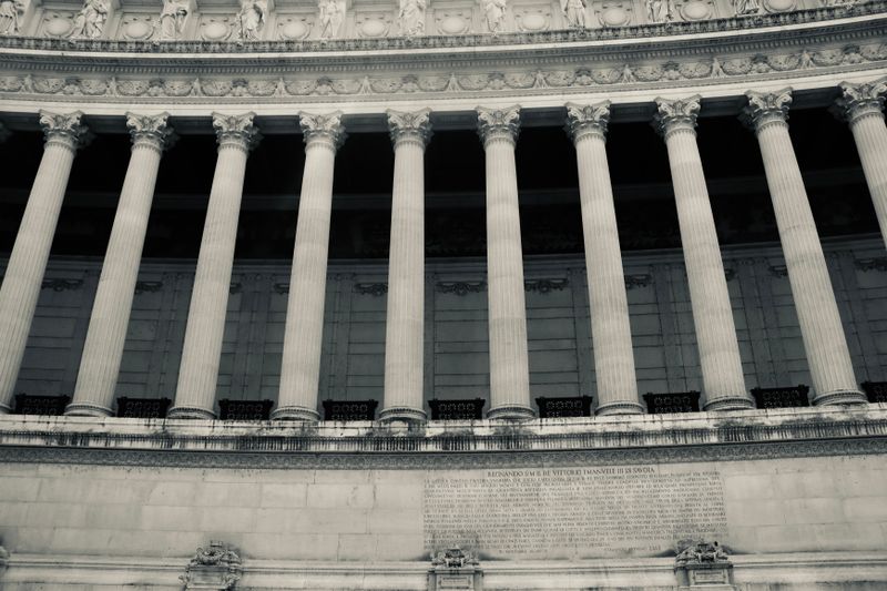 Atendimento ao setor público: fachada de prédio governamental com colunas clássicas